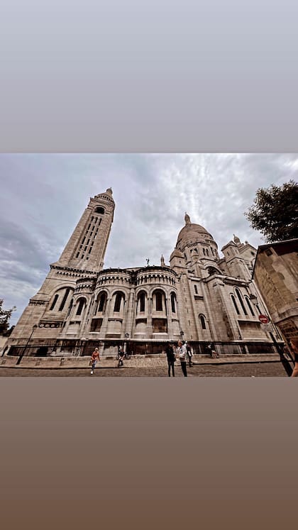 Antonela Roccuzzo visitó la Basílica del Sagrado Corazón de Montmartre (París)