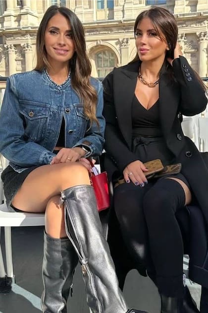 Antonela Roccuzzo y Daniella Semaan compartieron look total black con topcroc, mini y bucaneras el viernes pasado en París