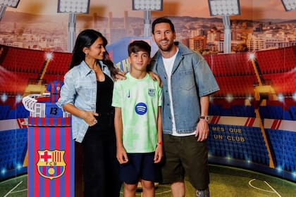Antonela Roccuzzo y Lionel Messi con el hijo mayor de la pareja, Thiago