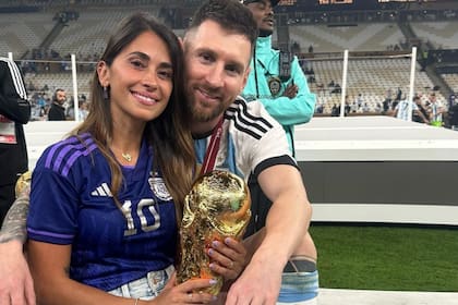 Antonela Roccuzzo y Lionel Messi, con lo que el futbolista esperó tanto tiempo: la Copa del Mundo, lograda en Qatar 2022; "AL FIN SE DIOOOO SOS CAMPEON DEL MUNDOOOOO", escribió ella en Instagram.