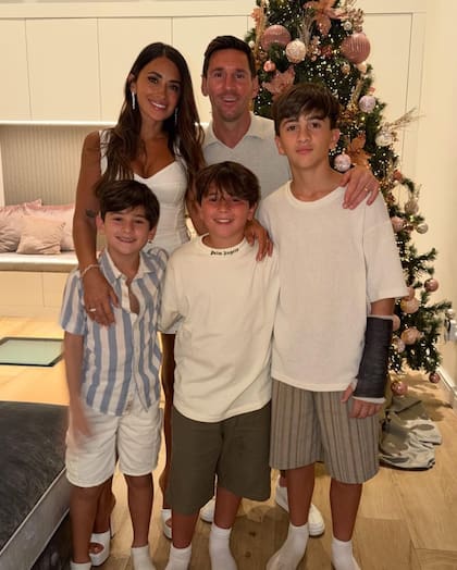 Antonela Roccuzzo y Lionel Messi con sus hijos Thiago, Mateo y Ciro