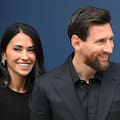 Leo Messi y Anto Roccuzzo se lucieron con sus outfits monocromáticos en su llegada a España