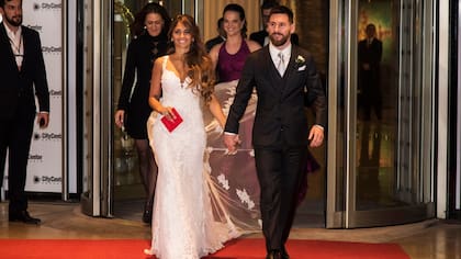 Antonela Roccuzzo y Lionel Messi, en el casamiento del año