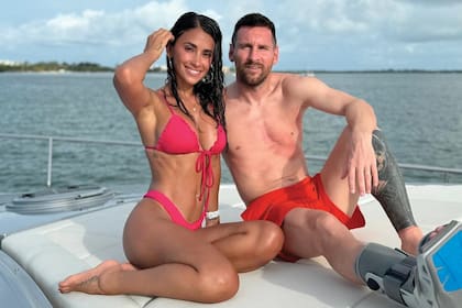 Antonela Roccuzzo y Lionel Messi se retrataron felices y muy relajados. El Diez lleva una bota walker debido a la lesión en su tobillo derecho.