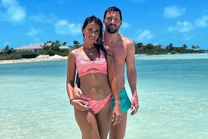 Antonela Roccuzzo y Messi posaron en la playa de Las Bahamas