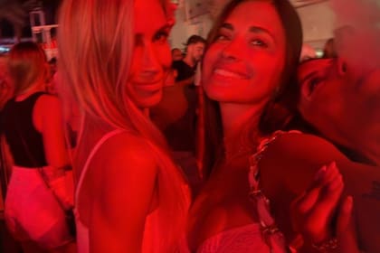 Antonela Roccuzzo y su amiga Sofi Balbi a mitad de la noche