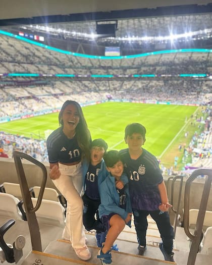 Antonela Roccuzzo y sus hijos, Ciro, Thiago y Mateo, alentaron a Messi desde el palco