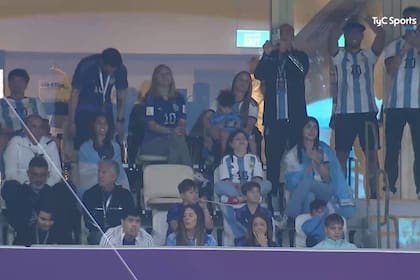 Antonela Rocuzzo junto a Thiago, Mateo y Ciro en el palco del estadio Lusail