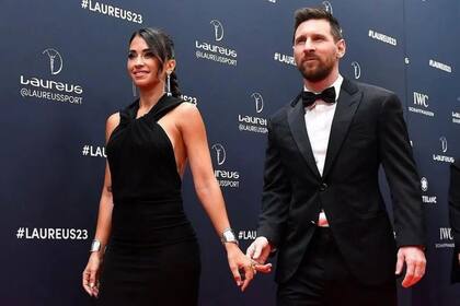 Antonela Rocuzzo y Lionel Messi en la red carpet de los Premios Laureus