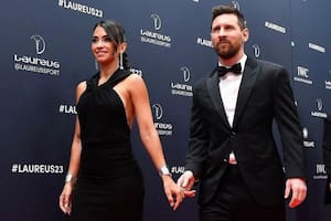 Antonela Rocuzzo y Lionel Messi en la red carpet de los Premios Laureus