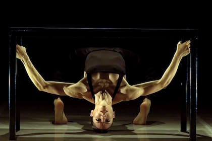 Antonela Zanutto en el solo "Anonimamatum", una de las últimas creaciones de Oscar Araiz, a quien el festival le dedica una retrospectiva
