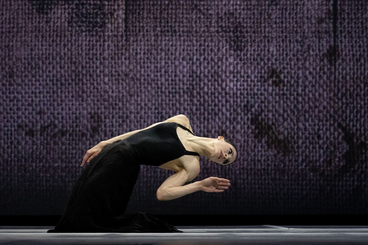 Antonela Zanutto, en un solo de "Vertical", obra de Oscar Araiz