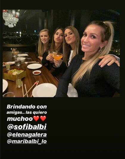 Antonela Rocuzzo junto a sus amigas en el festejo íntimo por el Balón de Oro obtenido por Lionel Messi