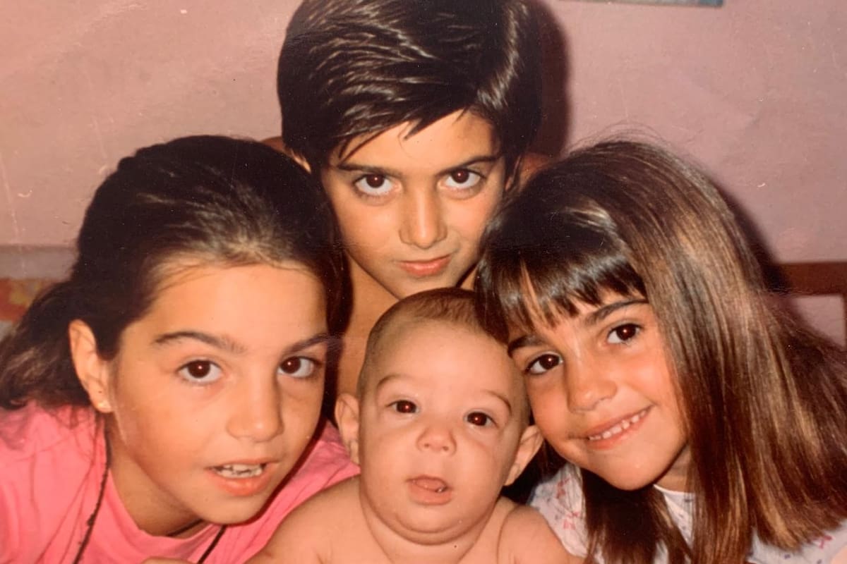 Antonella (a la derecha), en una foto familiar junto a sus hermanos Patricio (en el centro), Nicolás (arriba) y Agustina (izquierda)