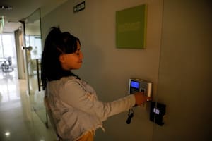Antonella Avallone ficha en su trabajo de recepcionista, el primer empleo formal que tiene