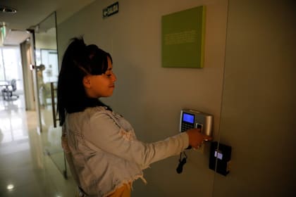 Antonella Avallone ficha en su trabajo de recepcionista, el primer empleo formal que tiene