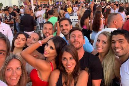 Antonella con Lionel Messi; atrás, Luis Suárez, Fabregas y Jordi Alba