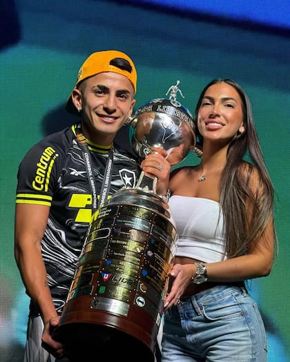 Antonella junto a Thiago Almada cuando ganó la Copa Libertadores en 2024 con Botafogo