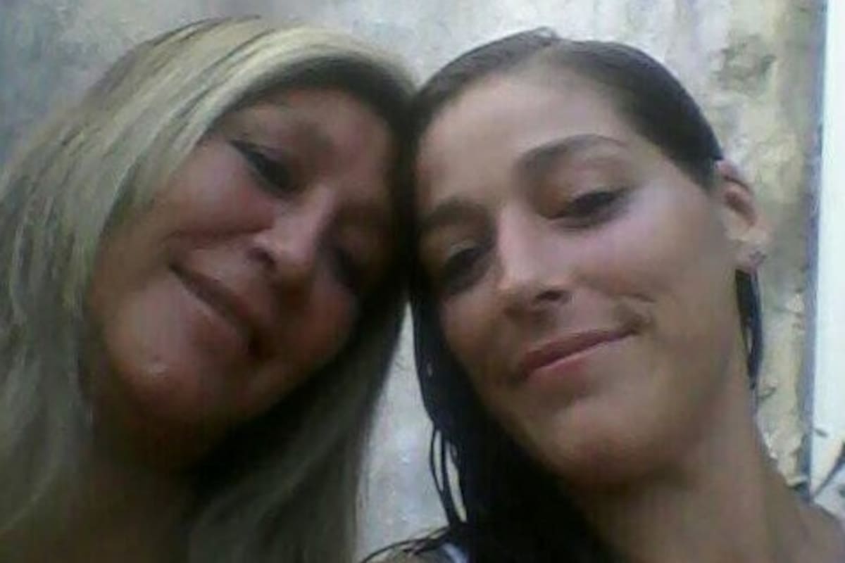 Antonella María Piñones (derecha)