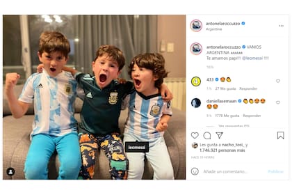 Antonella Roccuzzo aprovechó el gol marcado por el astro para compartir una foto de sus hijos con la camiseta de Argentina mientras festejaban la victoria del equipo capitaneado por su papá