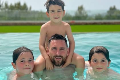 Antonella Roccuzzo eligió una foto en la pileta de Lionel Messi junto a sus hijos para desearle al futbolista un feliz día