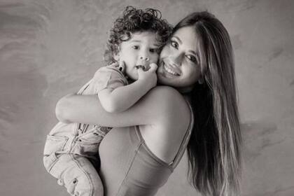 Antonella Roccuzzo se mostró paseando en el auto con Ciro Messi