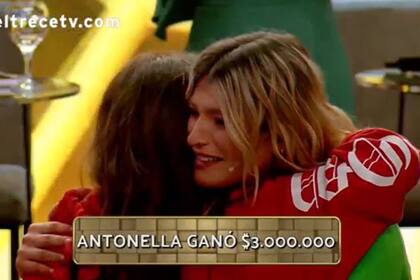 Antonella se abraza con Ian, el hijo de su pareja, luego de ganar los tres millones de Los 8 escalones