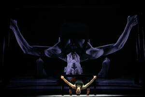 Antonella Zanutto, en un solo de "Vertical", obra de Oscar Araiz