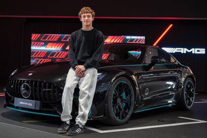Antonelli posa con el auto exclusivo de Mercedes
