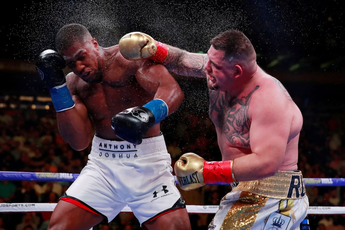 Antonhy Joshua, que recibe el derechazo, que noqueado por Andy Ruiz en junio; el duelo se repetirá en diciembre