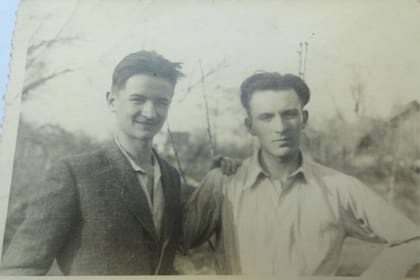 Antoni Wajszczuk (derecha) junto a un amigo