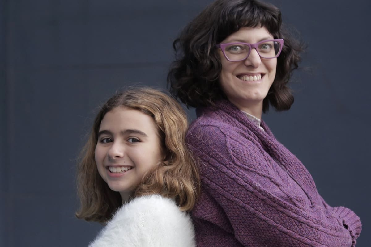 La joven actriz, Antonia Brill, que encarna a Natacha junto a la directora de la película, Fernanda Ribeiz
