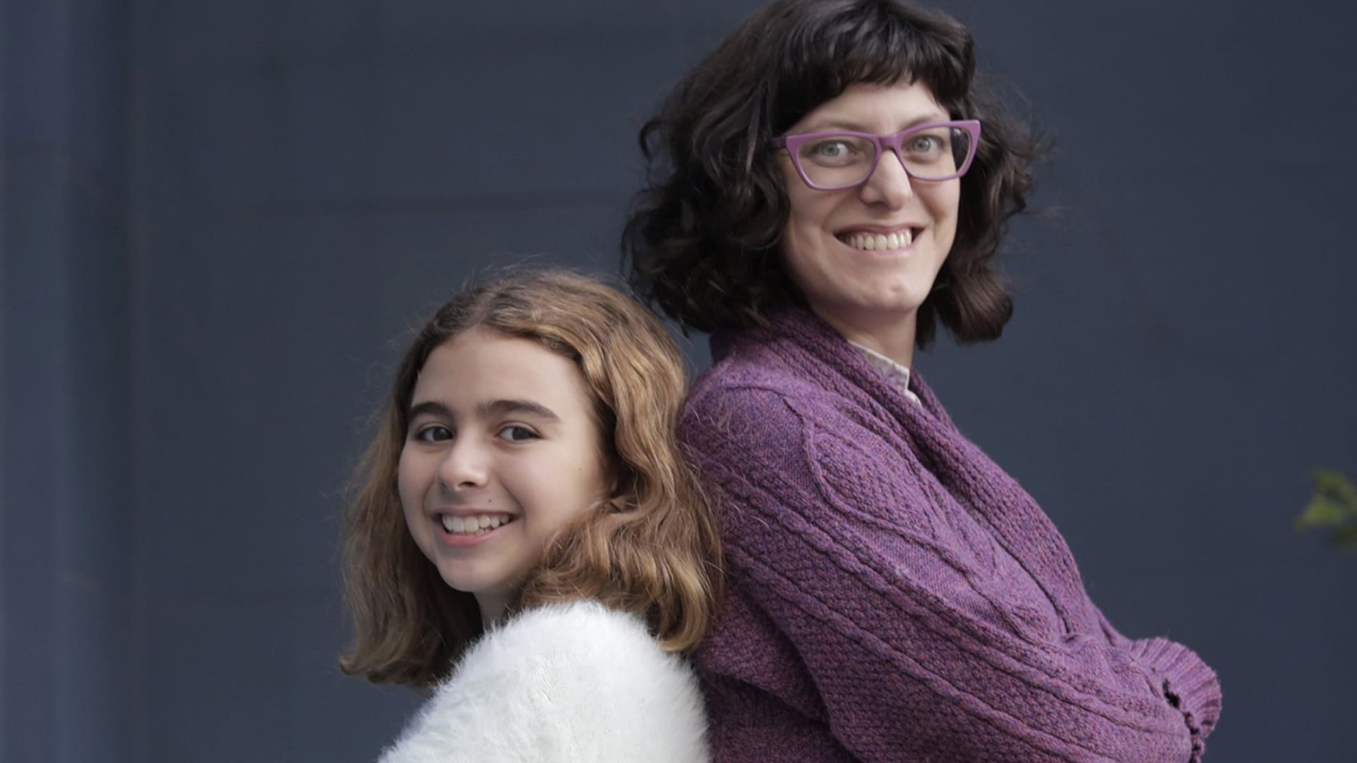 La joven actriz, Antonia Brill, que encarna a Natacha junto a la directora de la película, Fernanda Ribeiz