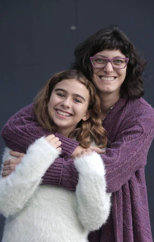 La joven actriz, Antonia Brill, que encarna a Natacha junto a la directora de la película, Fernanda Ribeiz
