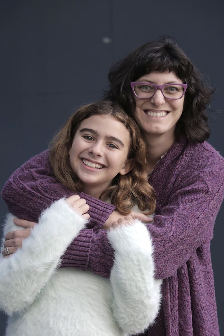 La joven actriz, Antonia Brill, que encarna a Natacha junto a la directora de la película, Fernanda Ribeiz