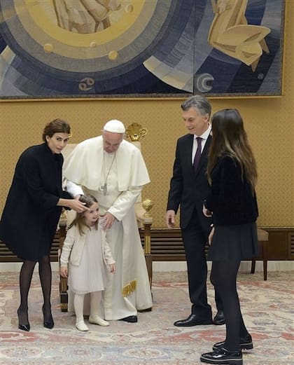 Antonia, la hija del Presidente, fue foco de atención durante el pasaje familiar de la audiencia