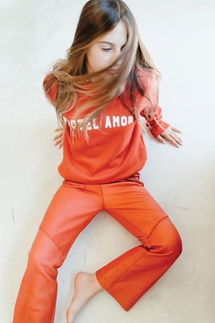 Antonia (nació el 10 de octubre de 2011) deja su sello de estilo con el buzo “Hotel amor sweatshirt” y con los “Johnny pants”, de Rocío G