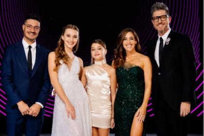 Antonia, rodeada de su familia en su fiesta de 15