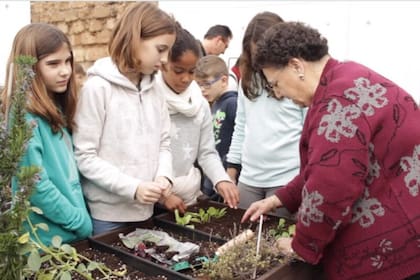 "Antonia". Vivió durante 8 años en la Residencia de SARquavitae, en Barcelona. Durante su estadía se ocupó de las plantas del lugar. Nunca fue a la escuela. Le enseñó a Ana muchos secretos acerca de las plantas y después, en un Museo, dio un taller de jardinería a alumnos de primaria.
