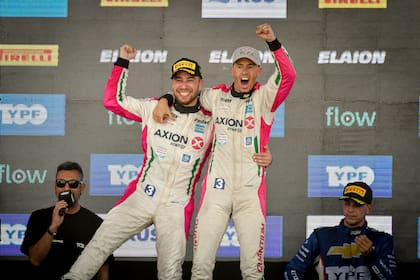 Antonino García y Leonel Pernía celebran por segundo año consecutivo la victoria en los 200 Kilómetros de Buenos Aires, la emblemática carrera del TC2000 que los tuvo como amplios dominadores en el autódromo Oscar y Juan Gálvez