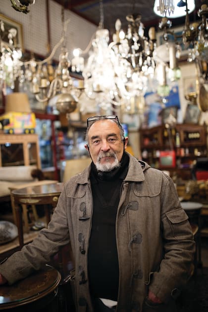 Antonio (60). ¿Cuál es el objeto más curioso que tenés? “Una vitrina Luis XV original de principios de 1920”.