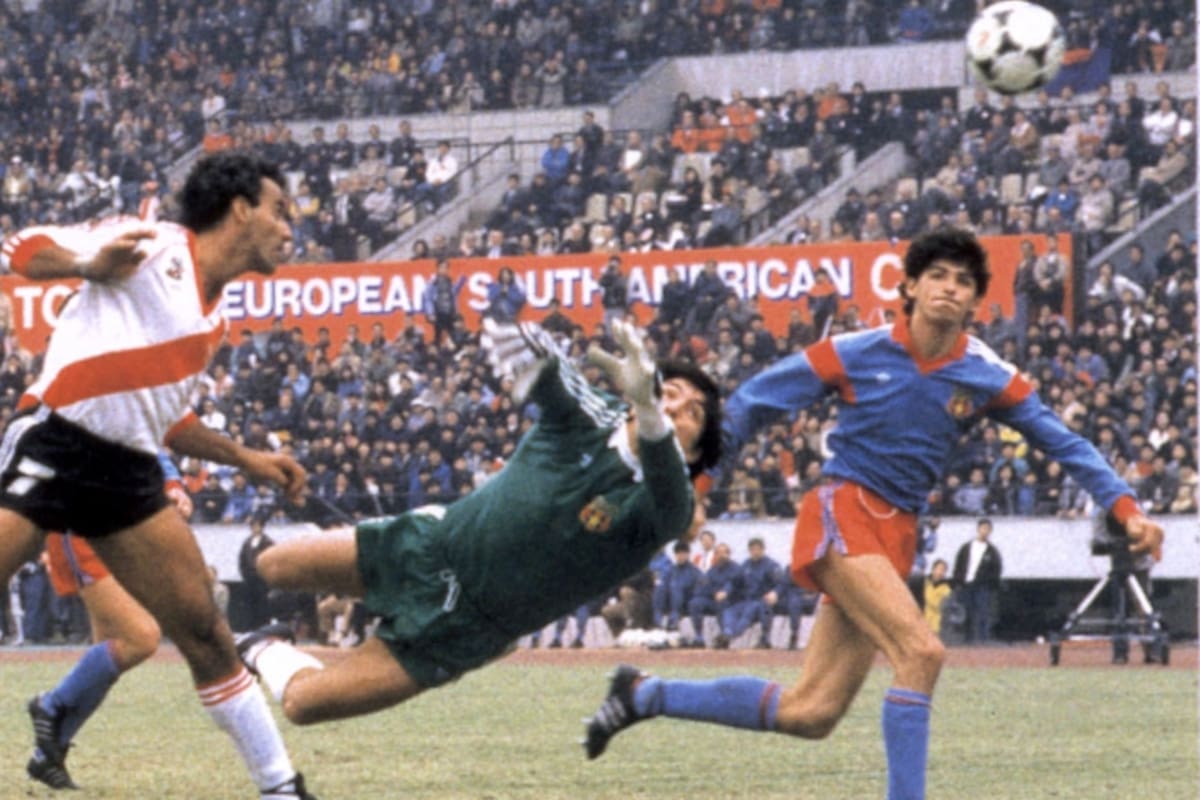 Antonio Alzamendi convierte el gol con el que River le ganó a Steaua Bucarest en Japón; es el único título mundial de los millonarios