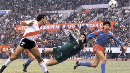 Antonio Alzamendi convierte el gol con el que River le ganó a Steaua Bucarest en Japón; es uno de los goles ajenos que más gritó Rubén Bruno.