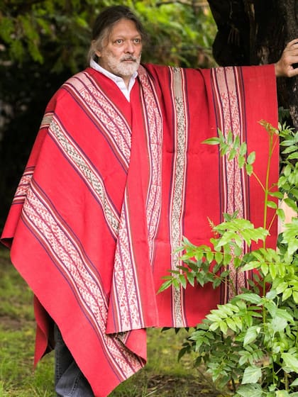 Antonio Avar Saracho con el poncho de Rosas.