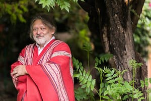 Antonio Avar Saracho viste una réplica del poncho de Rosas hecho en su taller.
