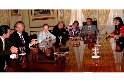 Antonio Banderas, Jonathan Pryce, Madonna, Alan Parker, intérprete sin identificar, Carlos Menem y Zulemita Menem en la residencia presidencial de Olivos, en febrero de 1996