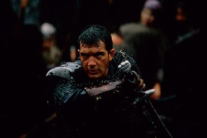 Antonio Banderas en una escena de 13 guerreros