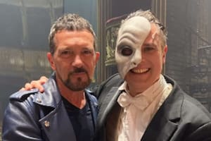 Antonio Banderas fue a ver El fantasma de la ópera, obra que produce, y se sacó fotos con su protagonista, el artista argentino, Gerónimo Rauch (Foto: Captura de video / Instagram @geronimorauch)
