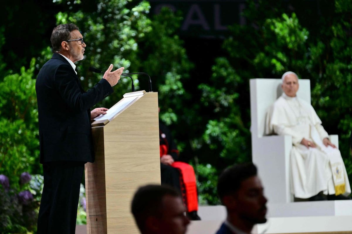 Antonio Banderas habló durante el encuentro Tejer Redes con el Mundo de la Cultura, del Arte, de la Economía y del Deporte, auspiciado por el papa León XIV, en el Movistar Arena de Madrid (Stefano RELLANDINI/AFP)