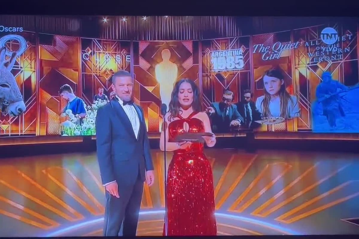 Antonio Banderas y Salma Hayek fueron los presentadores del premio Oscar a la mejor película internacional